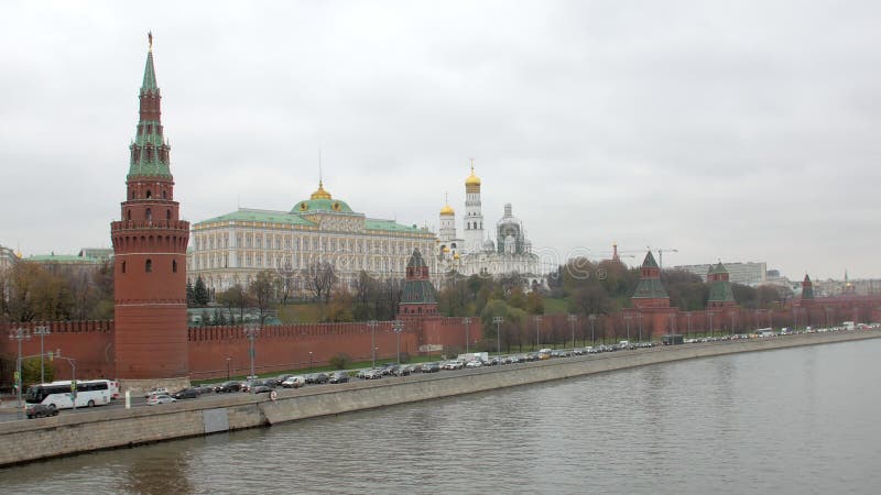 Автомобили двигают над обваловкой реки около Кремля в Москве, русской столице